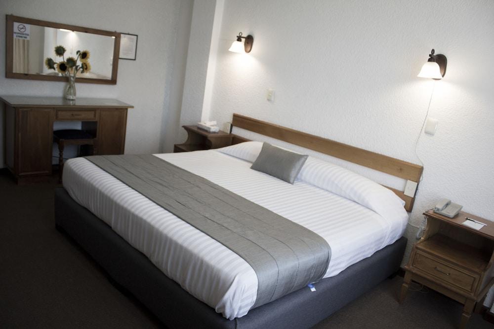 Estanza Hotel & Suites Morelia Buitenkant foto