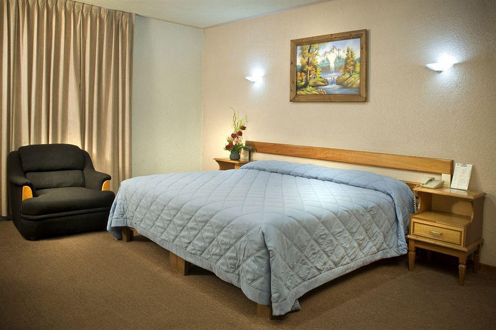 Estanza Hotel & Suites Morelia Buitenkant foto