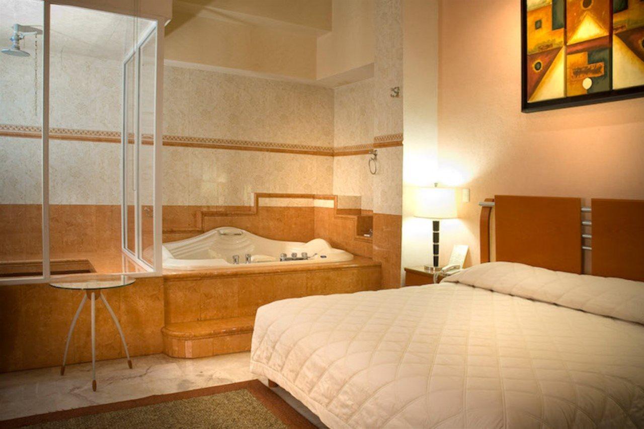 Estanza Hotel & Suites Morelia Buitenkant foto